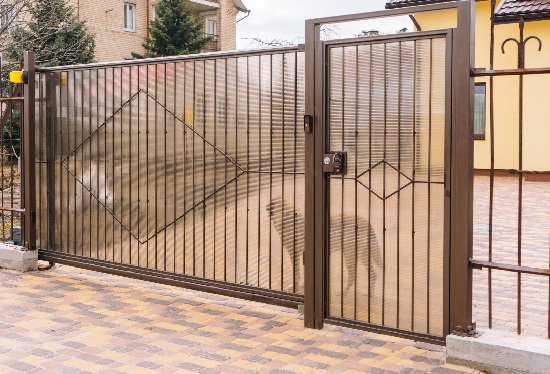 Купить ворота из профлиста с элементами ковки, с металлическими столбами в рамке или под дерево в Ангарске от 158850 руб